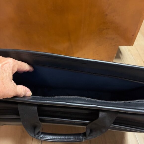 Targus Leather Laptop shoulder/messenger bag 17" x13" - Picture 5 of 5